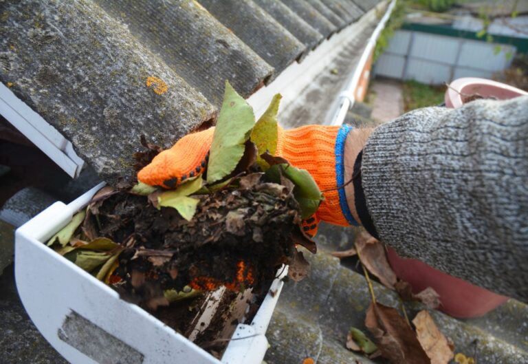 Как почистить водосточные желоба на крыше?